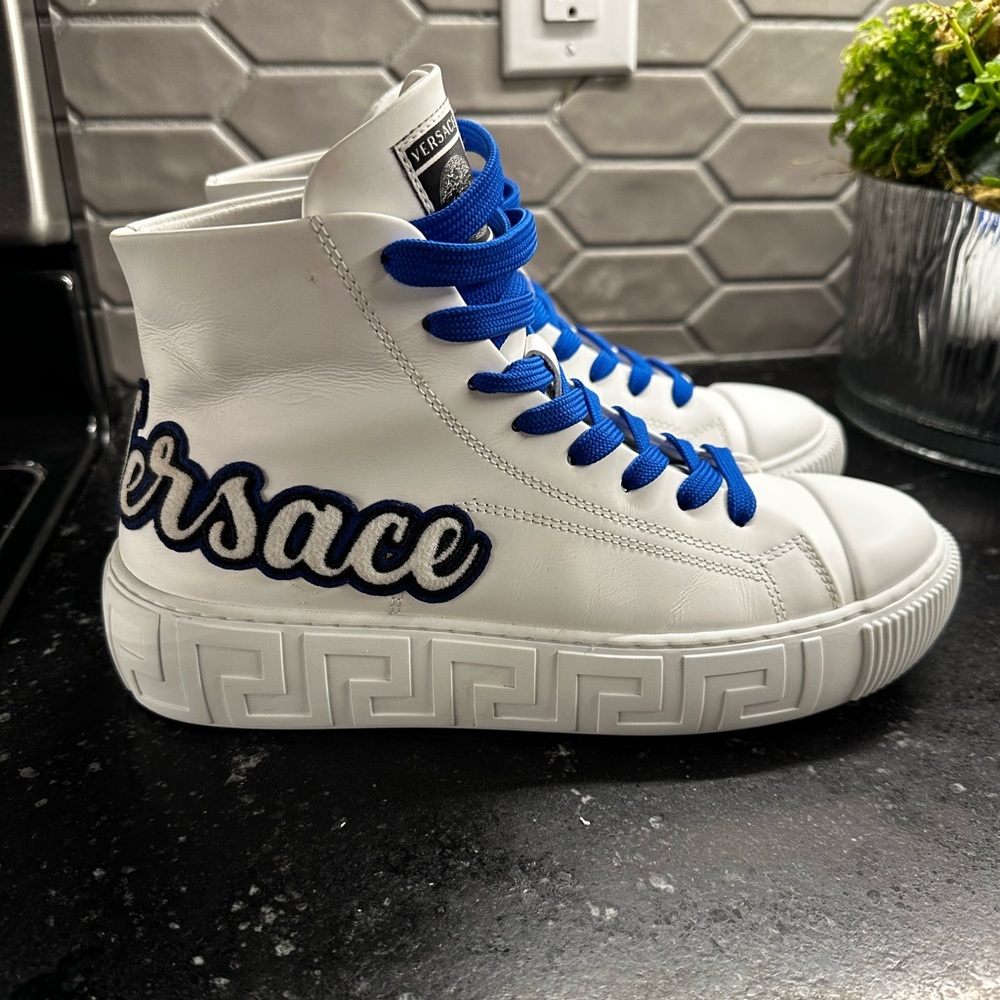 Fits Womens size 7.5US; brand new: worn once. Perfect condition